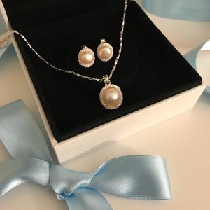 Jewelry bundle pearl necklace and earrings